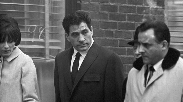Член криминальной семьи Коломбо Джон Францезе-старший, также известный как Сонни (Сынок) покидает суд Нью-Йорка после рассмотрения дела об ограблении банка
