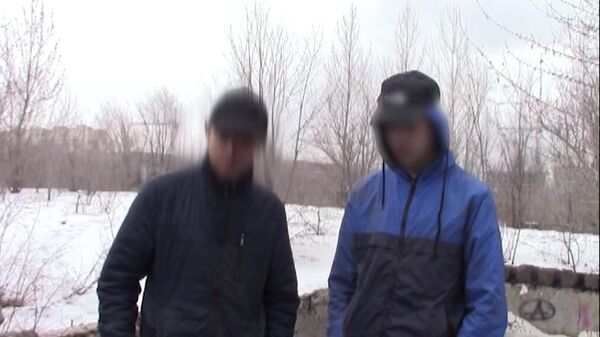 Подростки, задержанные сотрудниками ФСБ РФ по подозрению в подготовке вооруженного нападения на одно из образовательных учреждений города Саратова. Стоп-кадр видео