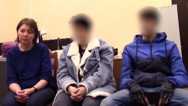Подросток (справа), задержанный сотрудниками ФСБ РФ по подозрению в подготовке вооруженного нападения на одно из образовательных учреждений города Саратова. Стоп-кадр видео