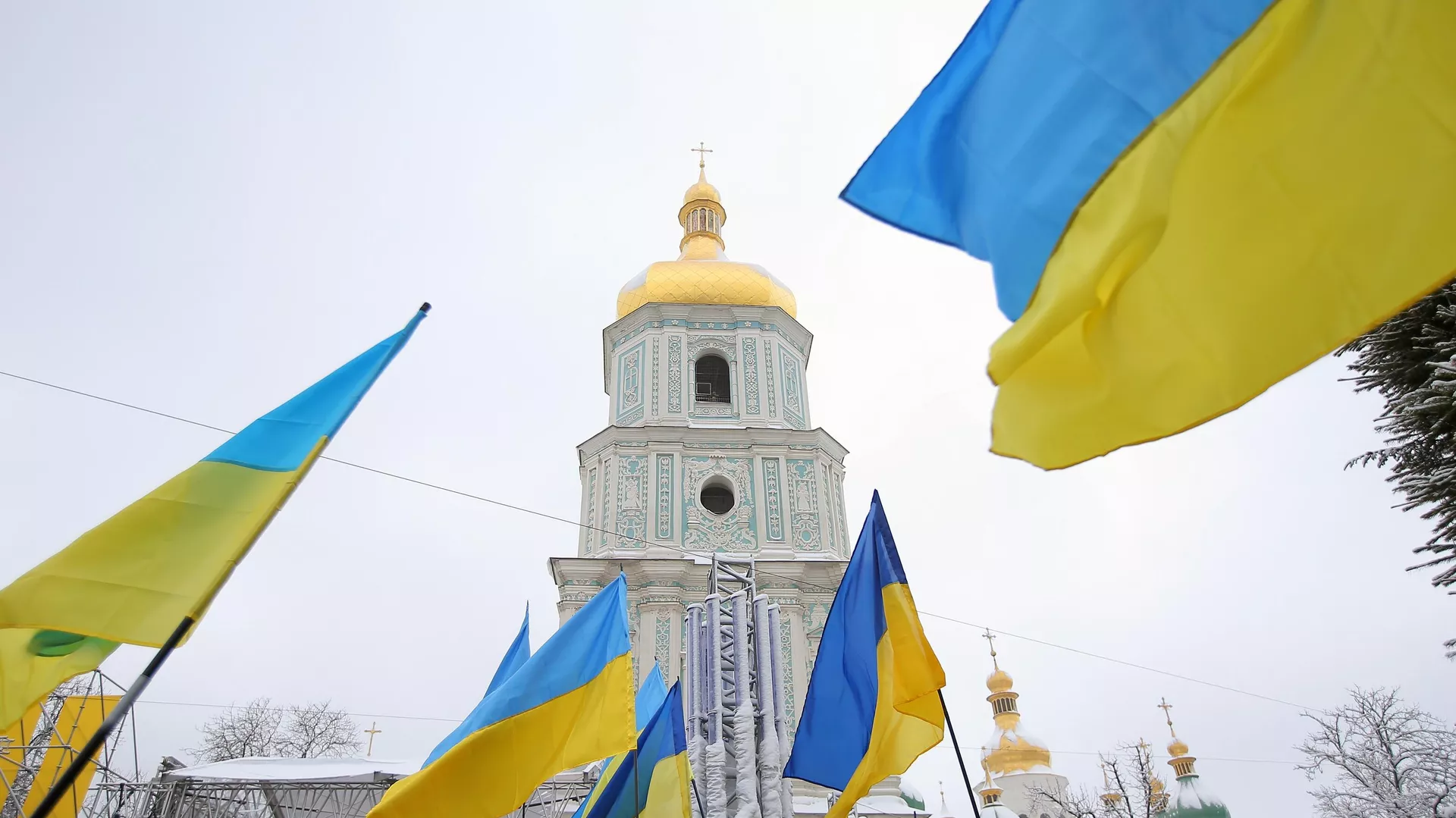 Украинские флаги верующих на Софийской площади - РИА Новости, 1920, 27.05.2022
