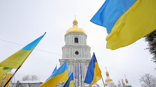 Украинские флаги верующих на объединительном соборе на Софийской площади в Киеве