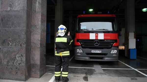 Сотрудники пожарно-спасательного центра Москвы выводят пожарную технику из гаража