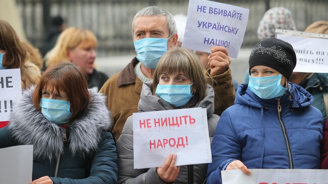 Участники акции протеста в Киеве у зданий Кабинета министров Украины и администрации президента Украины