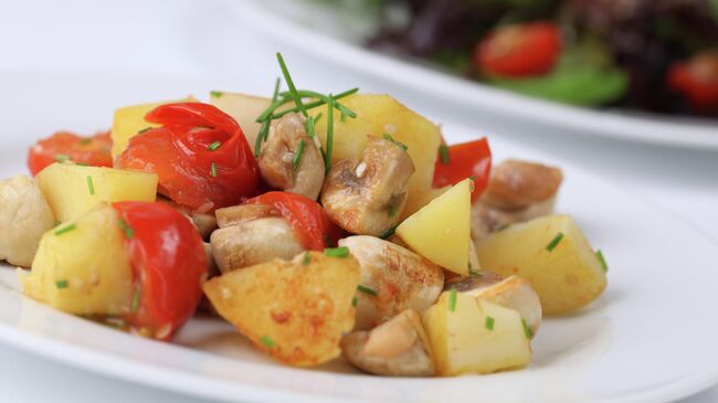 Жареный картофель с грибами и томатами черри