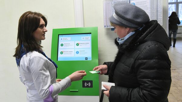 Пациент записывается на прием к врачу в шоу-руме поликлиники нового образца на территории диагностического центра №5 в Москве