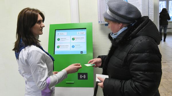 Пациент записывается на прием к врачу в шоу-руме поликлиники нового образца на территории диагностического центра №5 в Москве