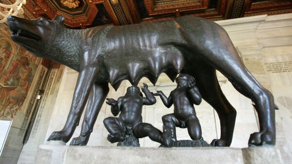 Бронзовая скульптура, изображающая Капитолийскую волчицу, вскармливающую основателй Рима ромула и Рема