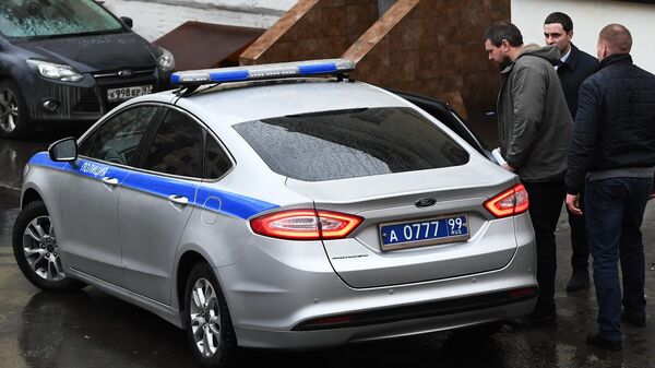 Бывший полицейский Денис Коновалов садится в полицейский автомобиль у здания Басманного суда в Москве. 26 февраля 2020