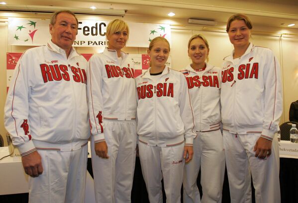 Мария Шарапова (вторая слева) в составе сборной России
