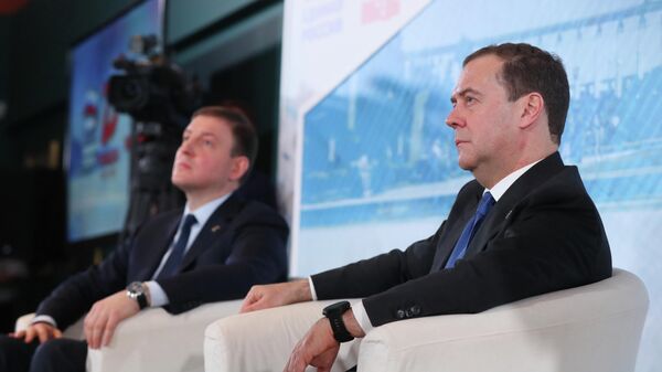 Председатель партии Единая Россия Дмитрий Медведев во время встречи в музее Победы с волонтерами патриотических движений