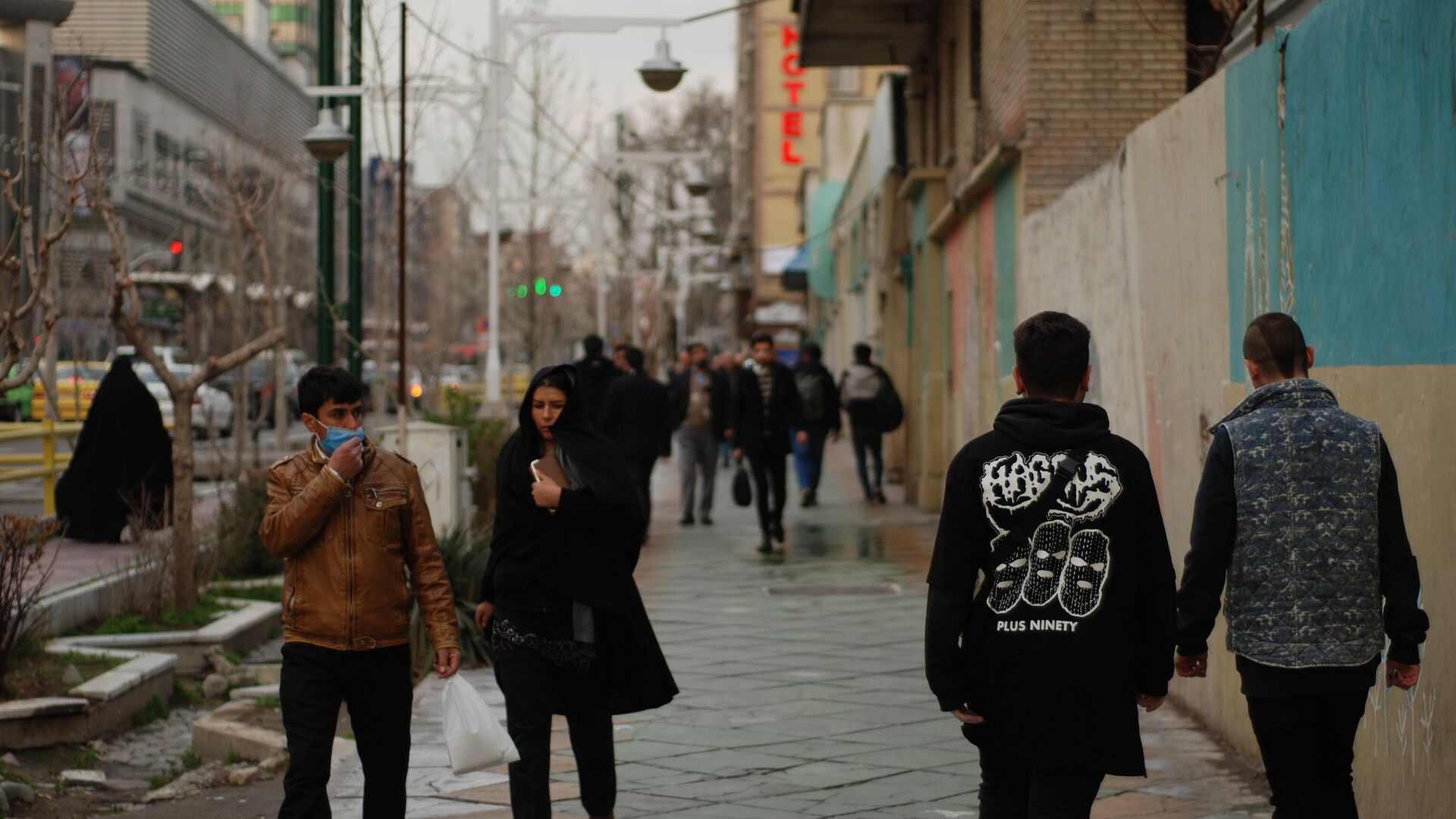 Люди в медицинских масках на улице столицы Ирана города Тегеран - РИА Новости, 1920, 24.12.2020