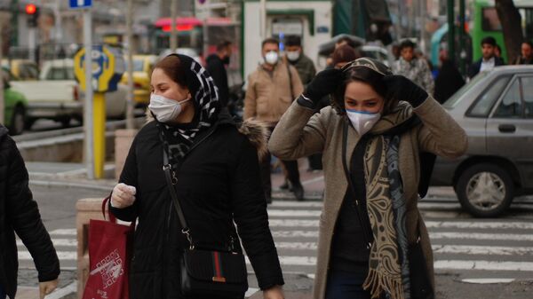 Люди в медицинских масках в Иране