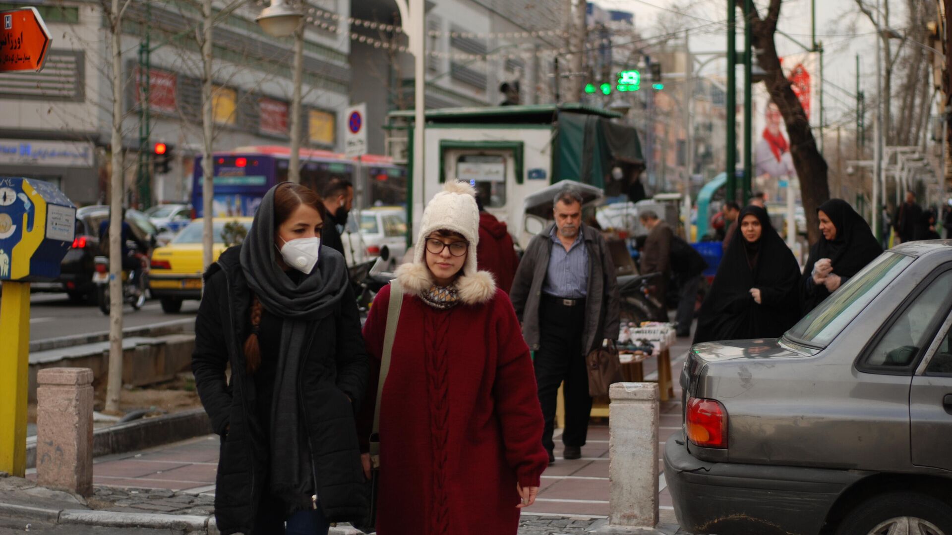 Люди в медицинских масках на улице столицы Ирана города Тегеран - РИА Новости, 1920, 05.03.2020