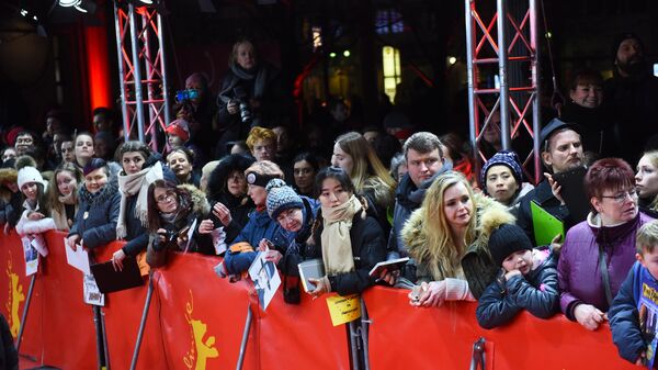 Поклонники актера Джонни Деппа во время премьеры фильма Минамата (Minamata) в рамках юбилейного 70-го Берлинского международного кинофестиваля Берлинале - 2020.