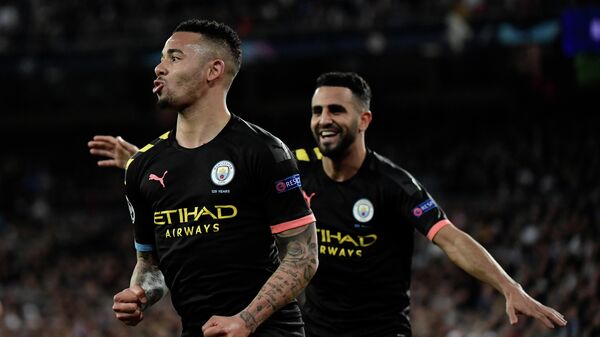 Manchester City's Brazilian striker Gabriel Jesus (L) celebrates his goal during the UEFA Champions League round of 16 first-leg football match between Real Madrid CF and Manchester City at the Santiago Bernabeu stadium in Madrid on February 26, 2020. (Photo by JAVIER SORIANO / AFP)