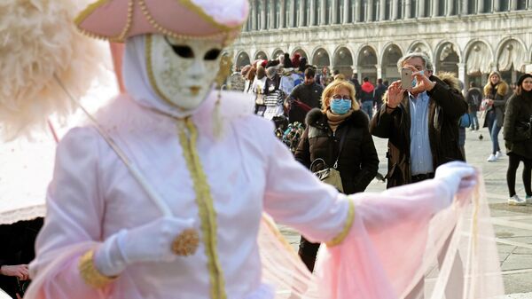 Туристы на площади Святого Марка в Венеции во время карнавала