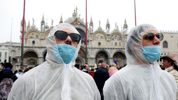 Туристы в защитных костюмах и масках в Венеции