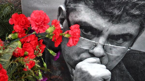 Цветы и портрет политика Бориса Немцова на месте гибели на Большом Москворецком мосту в Москве
