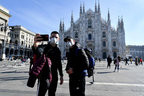 Туристы фотографируются на фоне собора в Милане