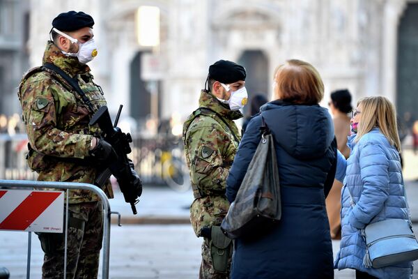 Итальянские солдаты в санитарных масках патрулируют площадь в центре Милана