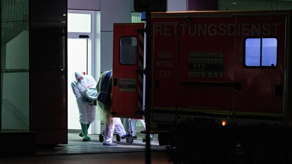 Медработники доставляют в больницу пациента, зараженного коронавирусом в земле Северный Рейн-Вестфалия