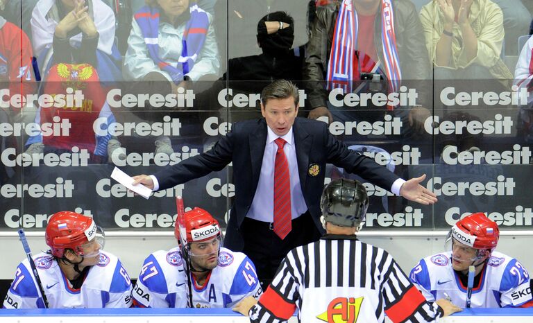 Вячеслав Быков (на втором плане) и хоккеисты сборной России Вячеслав Быков (на втором плане) и хоккеисты сборной России