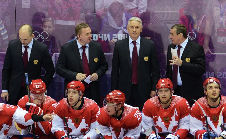 Слева направо: тренер Дмитрий Юшкевич, Алексей Терещенко, тренер Валерий Белов, Николай Кулемин, Александр Семин, главный тренер Зинэтула Билялетдинов, Александр Овечкин, тренер Валерий Белоусов и Артем Анисимов Слева направо: тренер Дмитрий Юшкевич, Алексей Терещенко, тренер Валерий Белов, Николай Кулемин, Александр Семин, главный тренер Зинэтула Билялетдинов, Александр Овечкин, тренер Валерий Белоусов и Артем Анисимов