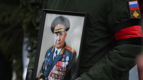 Портрет в руках сопровождающего гроб с телом маршала Советского Союза, экс-министра обороны СССР Дмитрия Язова