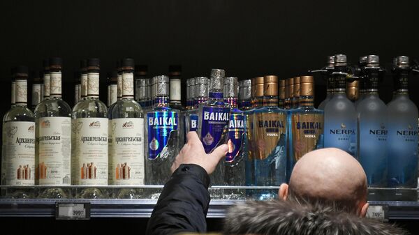 Мужчина выбирает алкогольную продукцию в супермаркете 