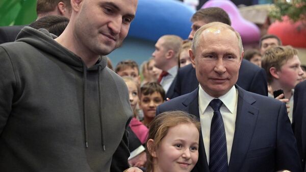 Президент РФ Владимир Путин в новом детском парке развлечений Остров мечты