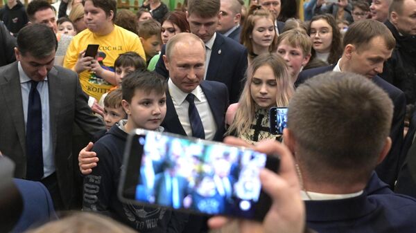 Президент РФ Владимир Путин в новом детском парке развлечений Остров мечты