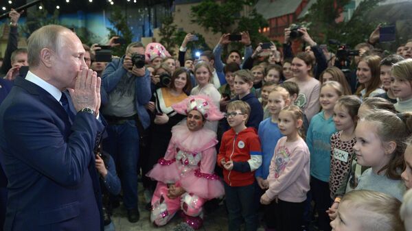 Президент РФ Владимир Путин общается с юными посетителями детского парка развлечений Остров мечты