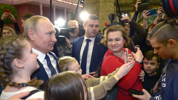 Президент РФ Владимир Путин общается с посетителями нового детском парка развлечений Остров мечты