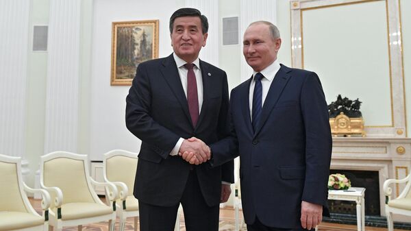 Владимир Путин и президент Киргизии Сооронбай Жээнбеков во время встречи