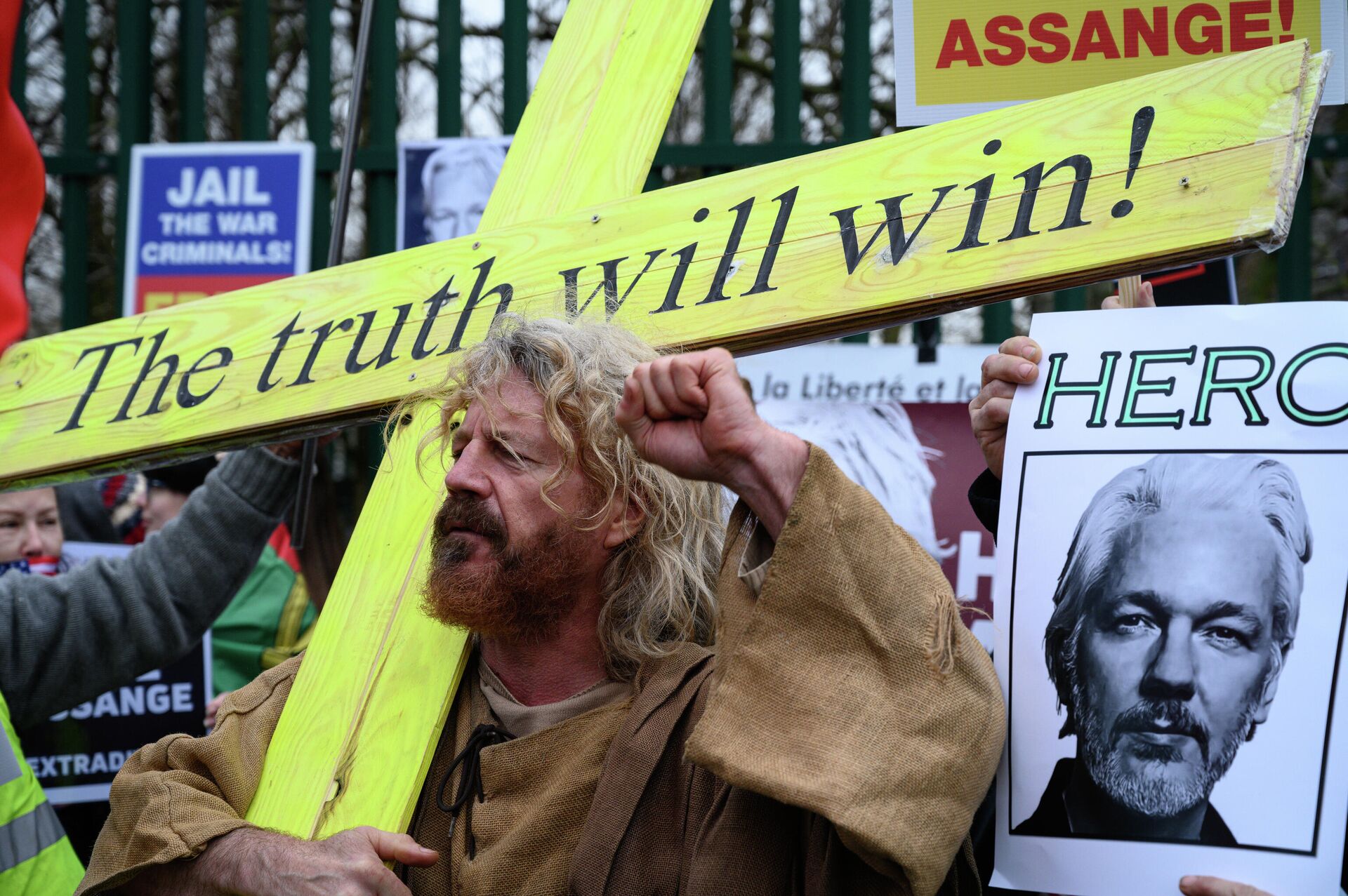 Участник акции в поддержку основателя Wikileaks Джулиана Ассанжа у здания Королевского суда Вулича в Лондоне - РИА Новости, 1920, 09.06.2022