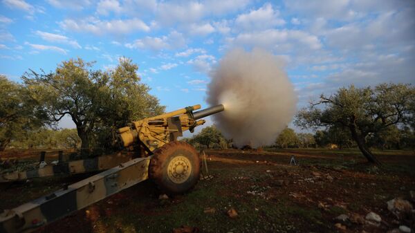 Боевики, поддерживаемые Турцией, ведут обстрел сирийских правительственных сил в провинции Идлиб