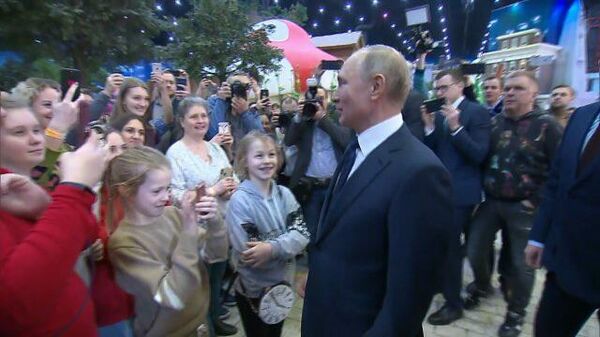 Можно вас обнять?: Владимир Путин пообщался с детьми в парке Остров мечты