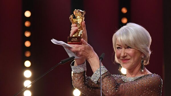 Английская актриса Хелен Миррен на церемонии награждения ее почетным Золотым медведем в рамках юбилейного 70-го Берлинского международного кинофестиваля Берлинале - 2020.