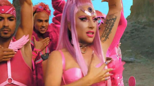 Стоп-кадр клипа на песню Stupid Love певицы Стефани Джоанны Анджелины Джерманонтты (Lady Gaga)