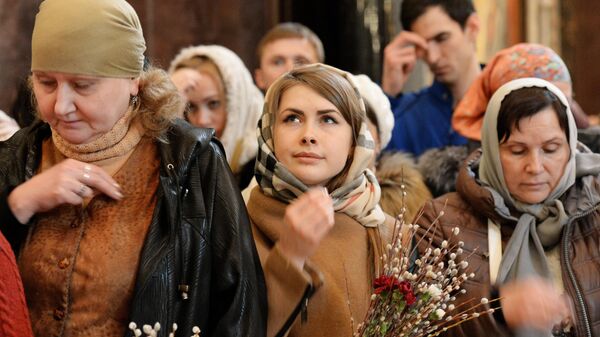 Прихожане перед патриаршим служением в канун празднования Входа Господня в Иерусалим в Храме Христа Спасителя в Москве