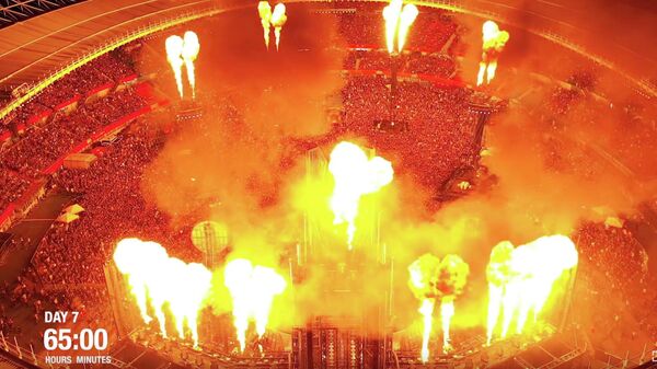 Стоп-кадр видео подготовки к концерту рок-группы Rammstein в рамках Europe Stadium Tour