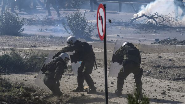 Полиция во время столкновений с демонстрантами в Греции
