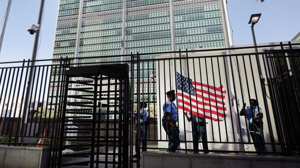 Флаг США у штаб-квартиры ООН в Нью-Йорке