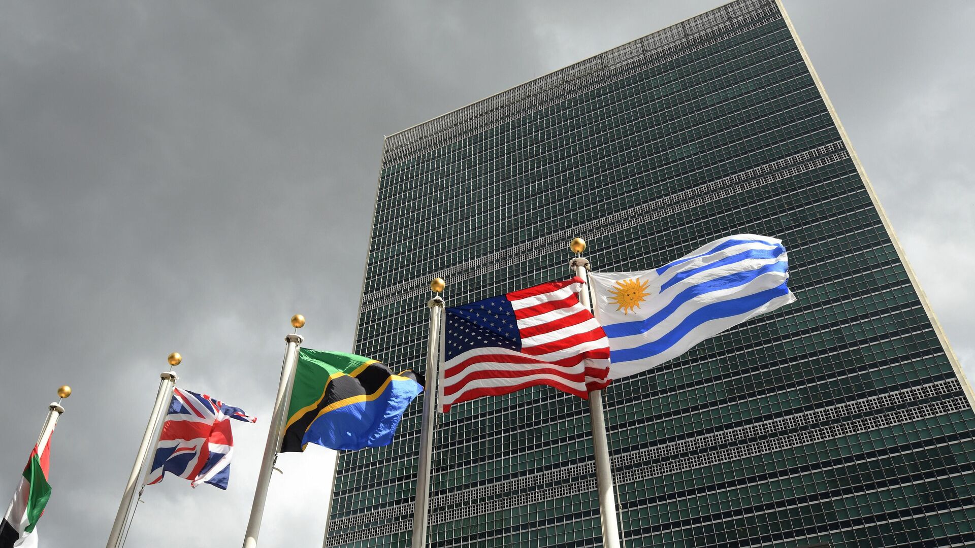 Флаги перед штаб-квартирой Организации Объединенных Наций в Нью-Йорке. Архивное фото - РИА Новости, 1920, 23.04.2023