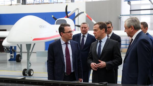 Заместитель председателя Совета безопасности РФ Дмитрий Медведев во время посещения промышленно-производственного комплекса компании Кронштадт в Москве