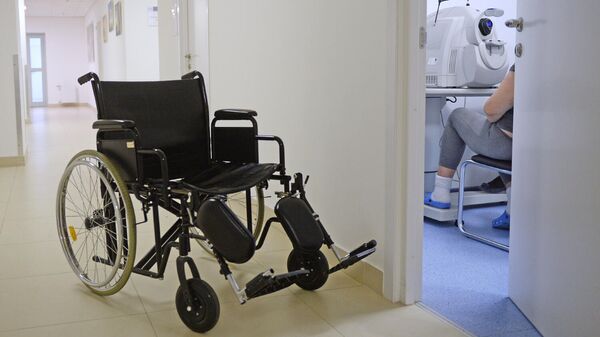 Инвалидная коляска в коридоре поликлиники