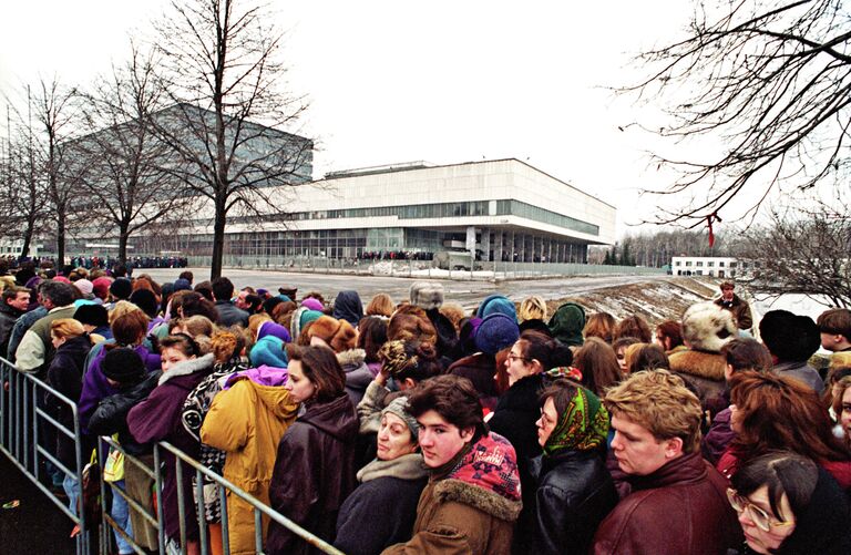Москвичи и гости столицы собрались у телецентра Останкино, чтобы почтить память тележурналиста Владислава Листьева, убитого 1 марта 1995 года