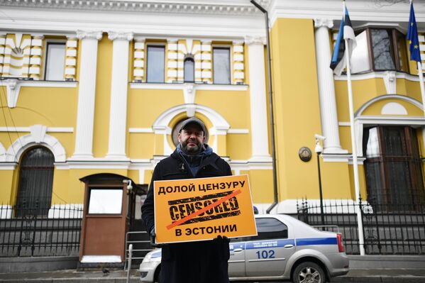 Исполнительный директор МИА Россия сегодня Кирилл Вышинский участвует в пикете у посольства Эстонии в Москве