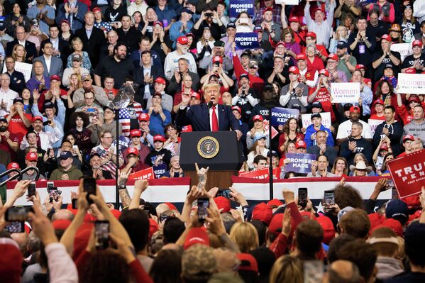 Президент США Дональд Трамп во время выступления на предвыборном митинге в штате Нью-Гэмпшир