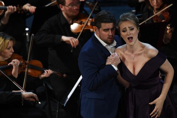 Оперные певцы Алек Карлсон (тенор) и Виктория Каркачева (меццо-сопрано) во время выступления на гала-концерте Итальянское бельканто
